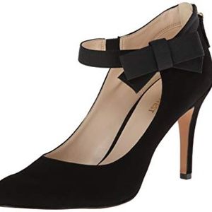 Nine West Gushing Pump with Bow